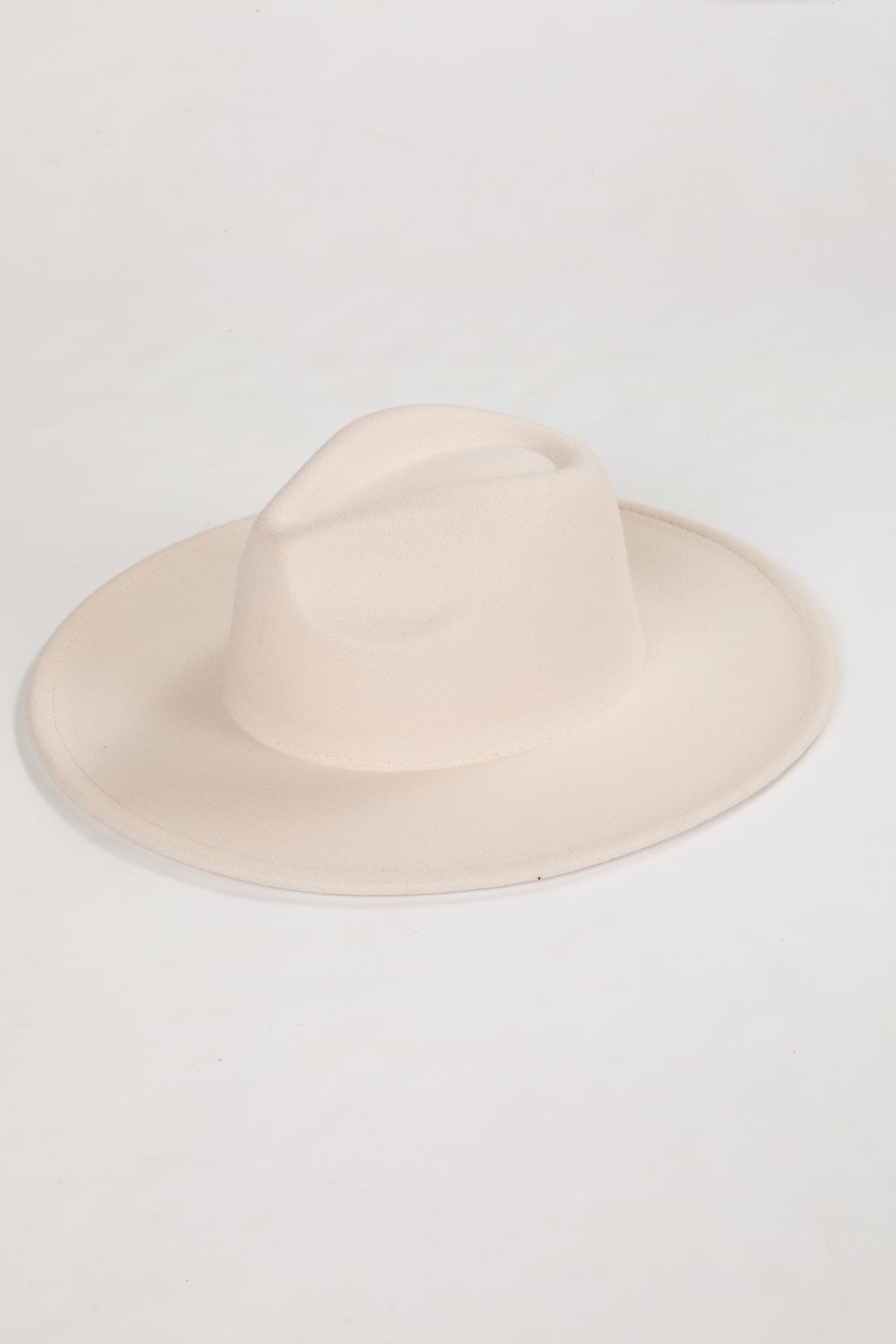 wide brim hat